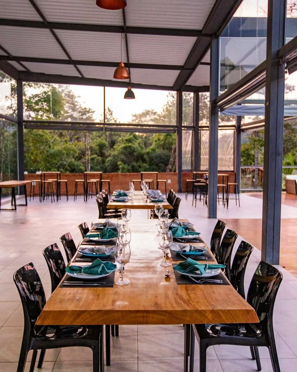 Mesa comprida de madeira posta para um almoço