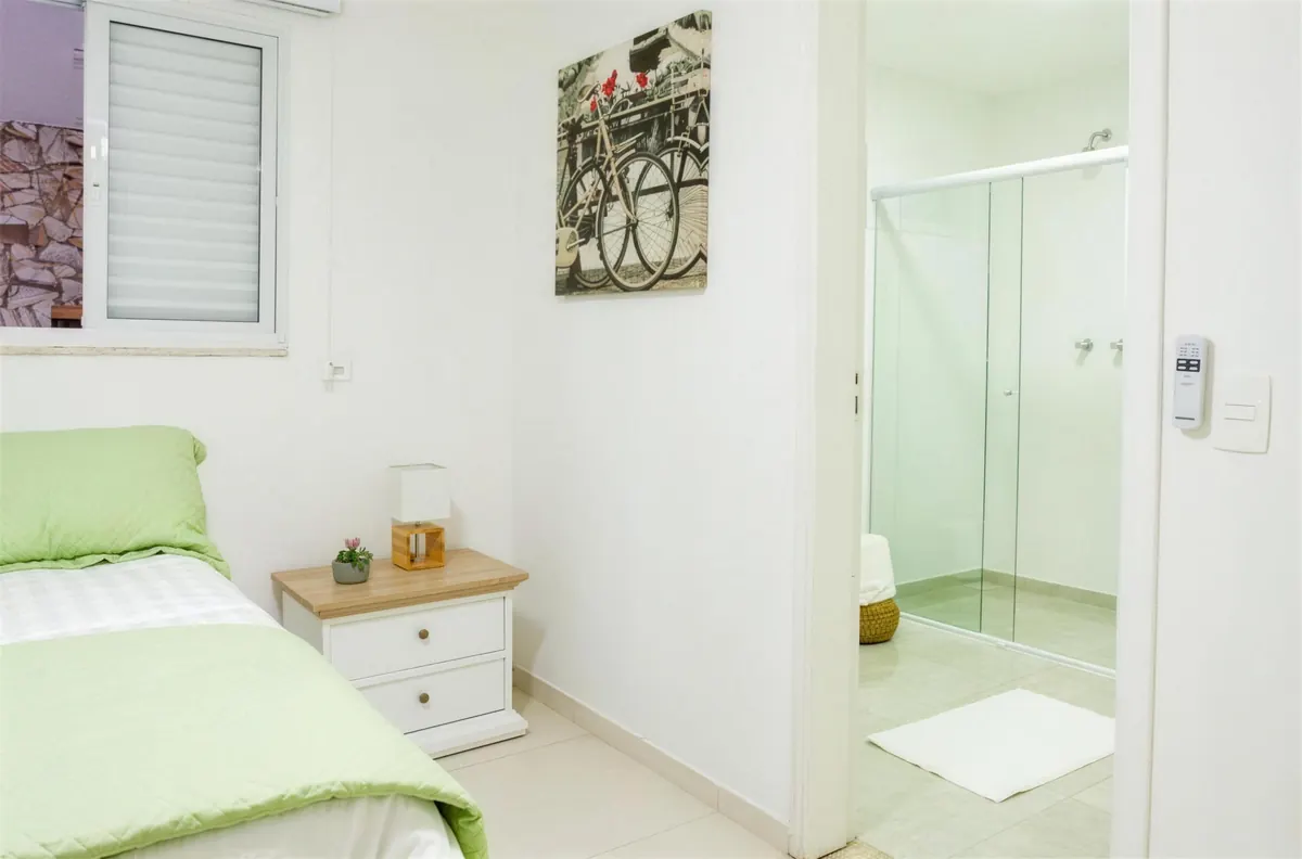 Suíte Bicycle, com cama de casal e banheiro de vidro