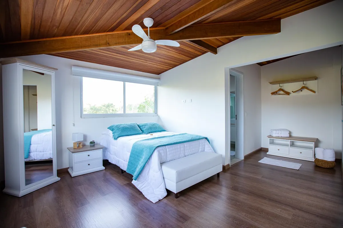 Suíte Butterfly, com forro de madeira e cama de casal