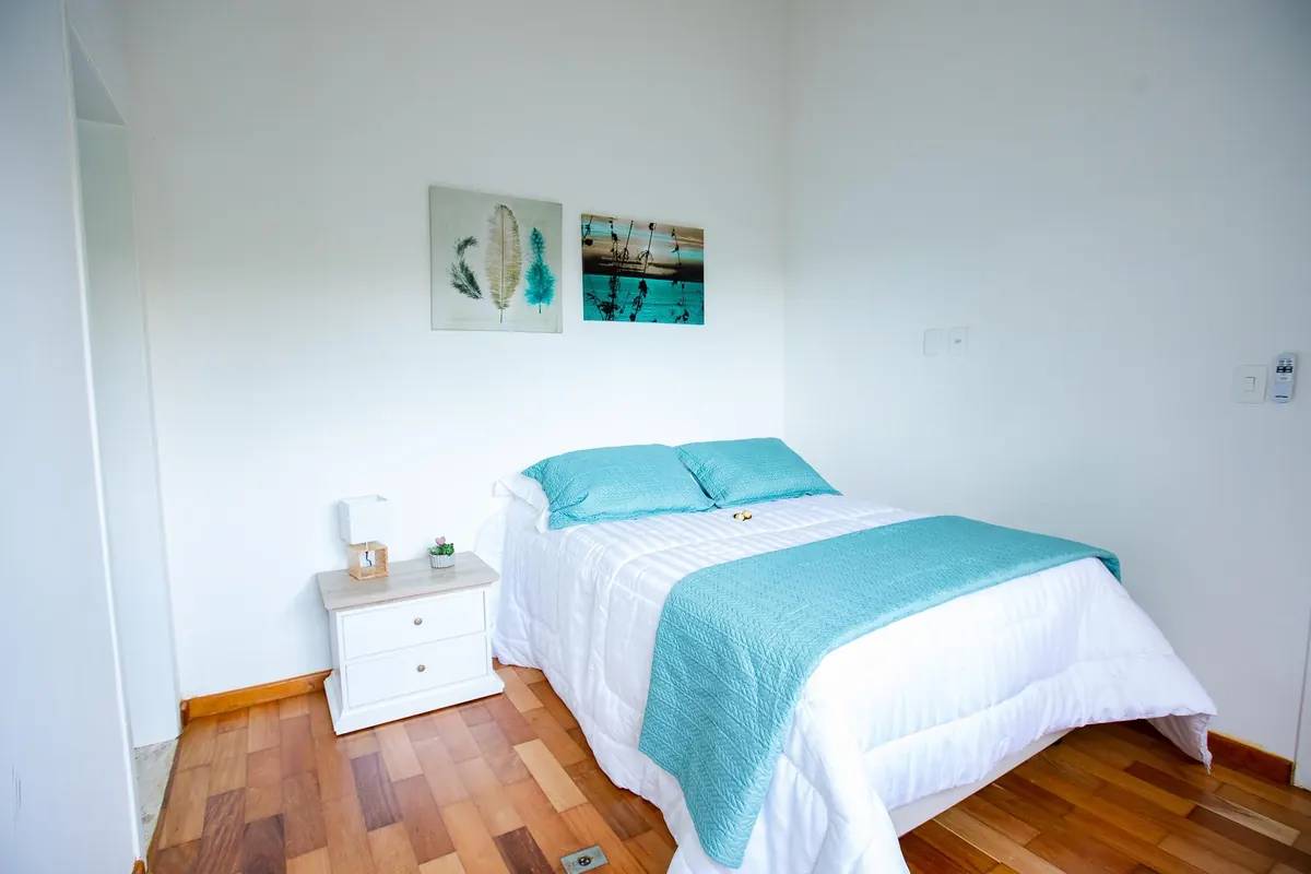Suíte Feather, com cama de casal e piso de madeira