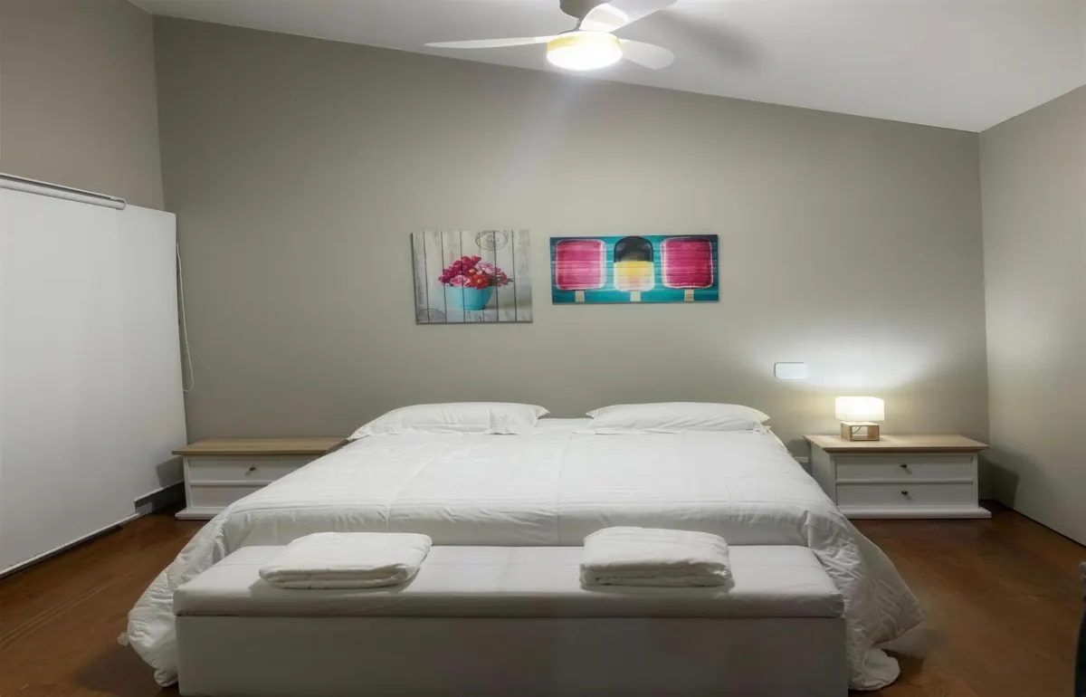 Suíte Love, com cama de casal e luminárias de cabeceira